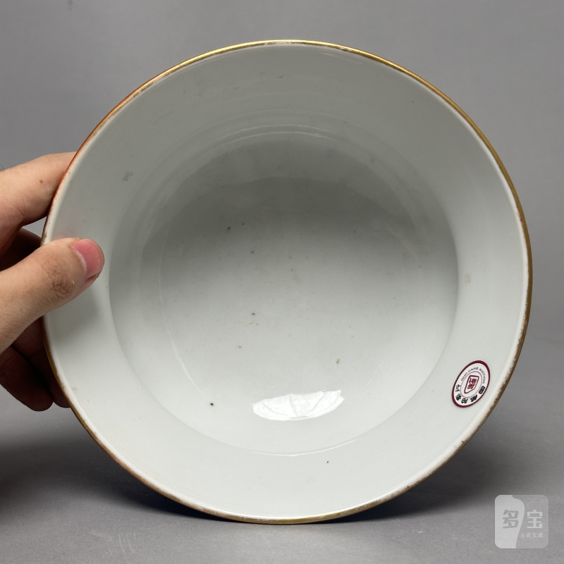 清晚期 珊瑚红地粉彩皮球花纹花囊一对 - 图15